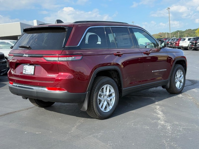 Jeep Grand Cherokee Vehicle Full-screen Gallery Image 3