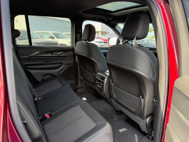 Jeep Grand Cherokee Vehicle Full-screen Gallery Image 5