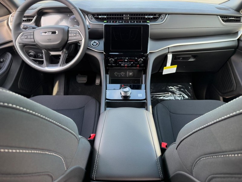 Jeep Grand Cherokee Vehicle Full-screen Gallery Image 6