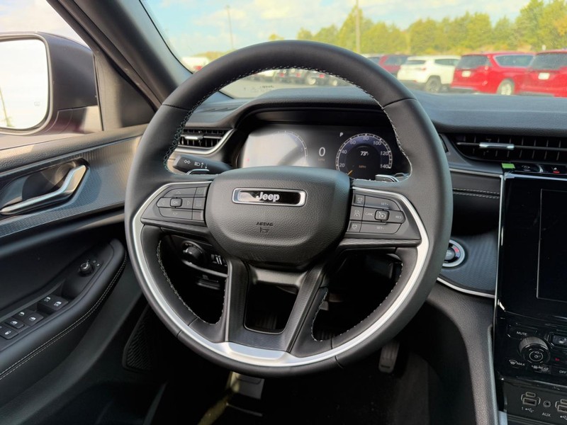 Jeep Grand Cherokee Vehicle Full-screen Gallery Image 7