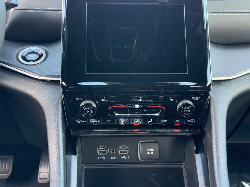 Jeep Grand Cherokee Vehicle Full-screen Gallery Image 8