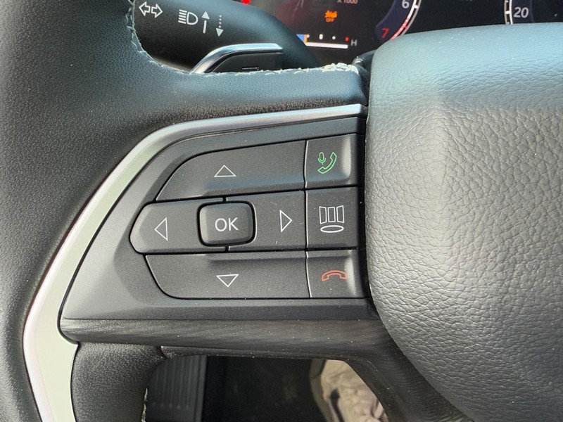 Jeep Grand Cherokee Vehicle Full-screen Gallery Image 11