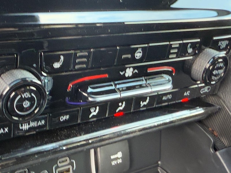 Jeep Grand Cherokee Vehicle Full-screen Gallery Image 14