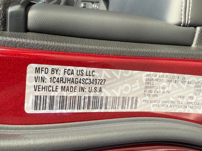 Jeep Grand Cherokee Vehicle Full-screen Gallery Image 15