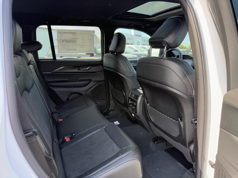 Jeep Grand Cherokee Vehicle Full-screen Gallery Image 5