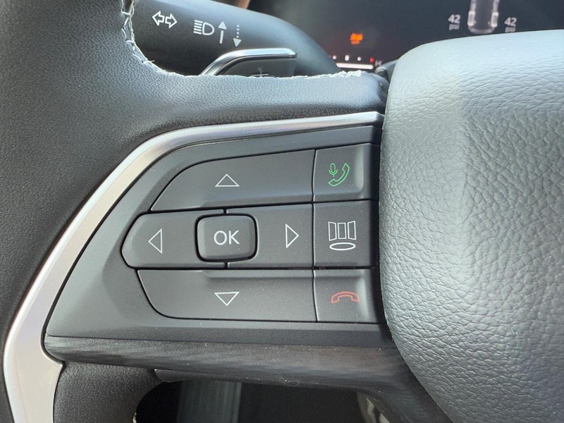 Jeep Grand Cherokee Vehicle Full-screen Gallery Image 11