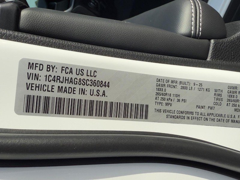 Jeep Grand Cherokee Vehicle Full-screen Gallery Image 15