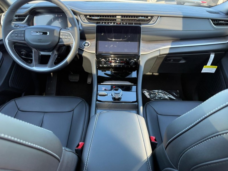 Jeep Grand Cherokee Vehicle Full-screen Gallery Image 7