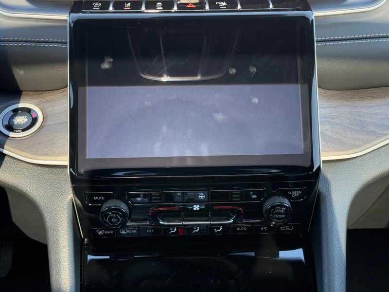 Jeep Grand Cherokee Vehicle Full-screen Gallery Image 9