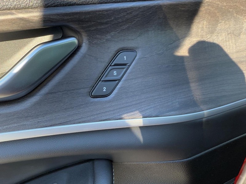 Jeep Grand Cherokee Vehicle Full-screen Gallery Image 11