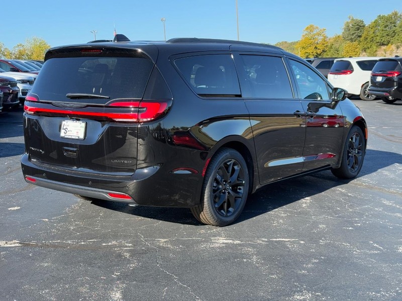 Chrysler Pacifica Vehicle Full-screen Gallery Image 3
