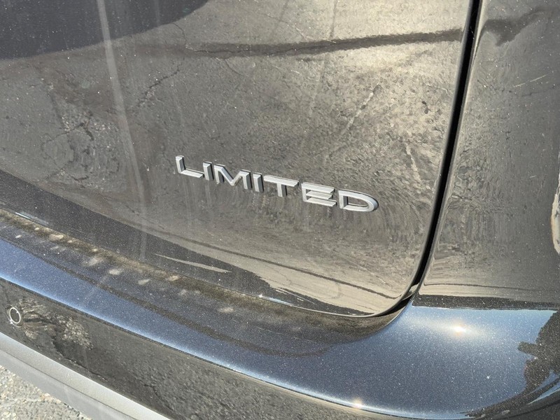 Chrysler Pacifica Vehicle Full-screen Gallery Image 4