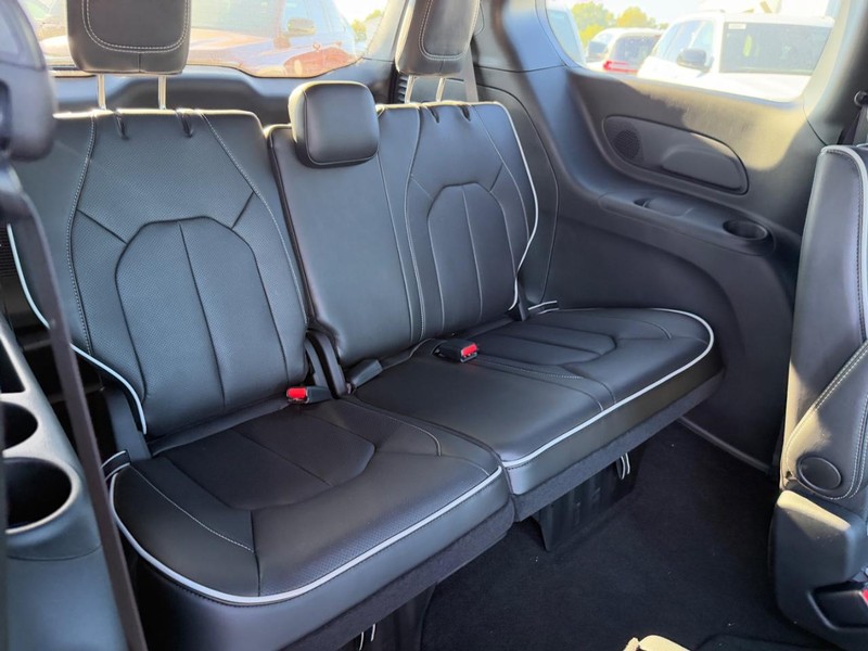 Chrysler Pacifica Vehicle Full-screen Gallery Image 6