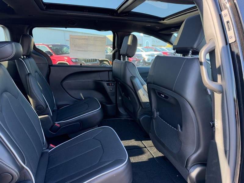 Chrysler Pacifica Vehicle Full-screen Gallery Image 7