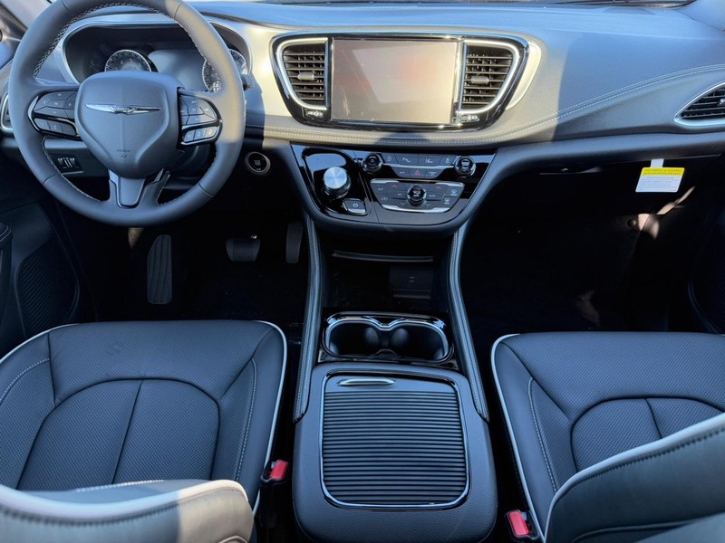 Chrysler Pacifica Vehicle Full-screen Gallery Image 8