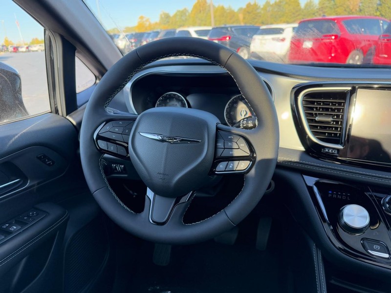 Chrysler Pacifica Vehicle Full-screen Gallery Image 9