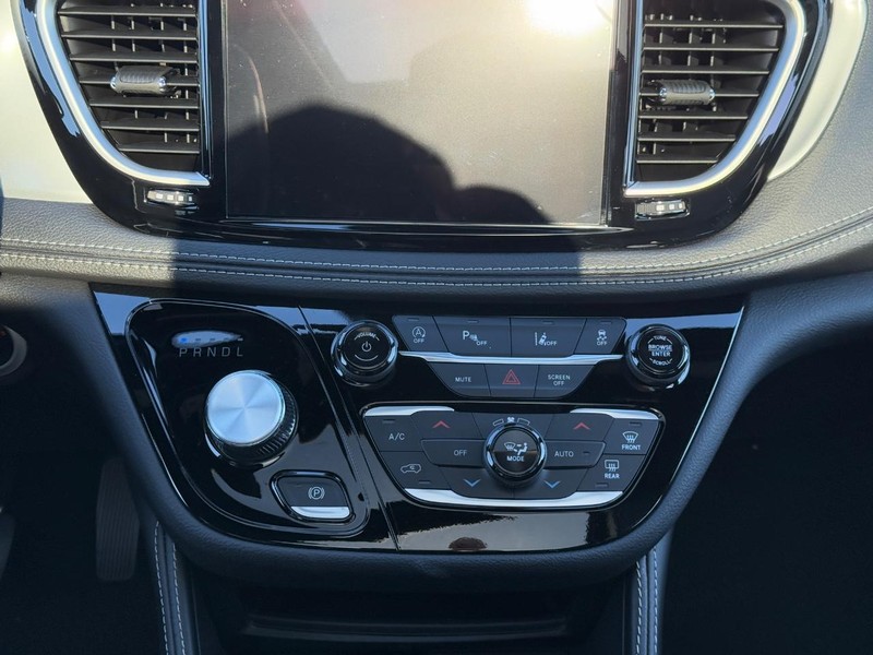 Chrysler Pacifica Vehicle Full-screen Gallery Image 10