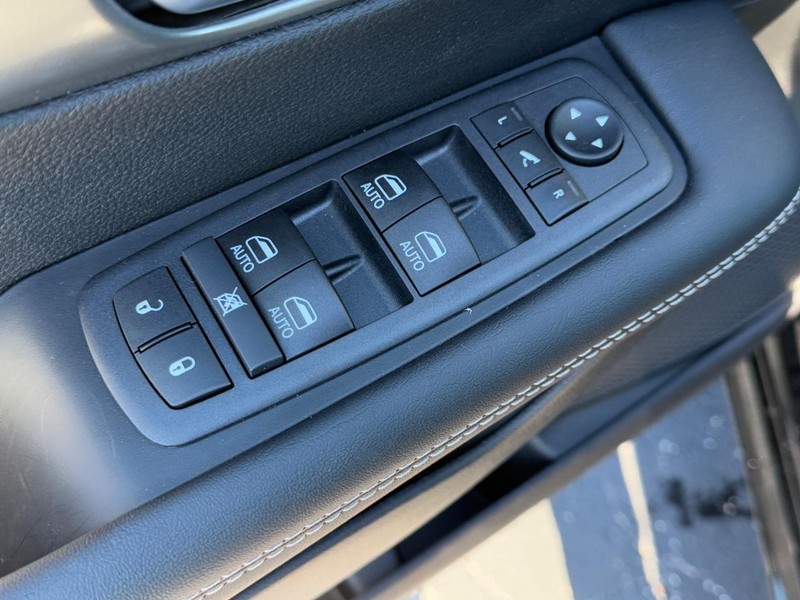 Chrysler Pacifica Vehicle Full-screen Gallery Image 11