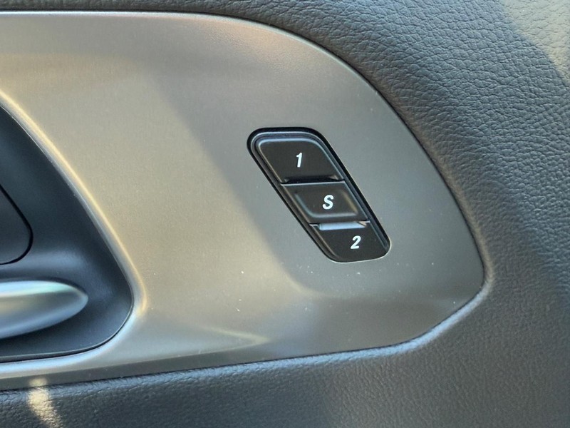 Chrysler Pacifica Vehicle Full-screen Gallery Image 12