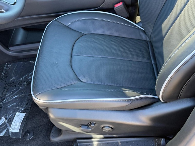 Chrysler Pacifica Vehicle Full-screen Gallery Image 13