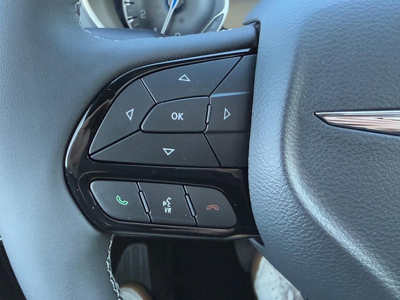 Chrysler Pacifica Vehicle Full-screen Gallery Image 14