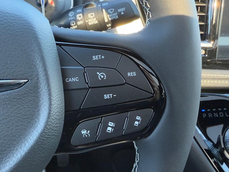 Chrysler Pacifica Vehicle Full-screen Gallery Image 15