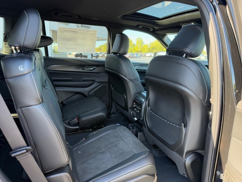 Jeep Grand Cherokee L Vehicle Full-screen Gallery Image 6