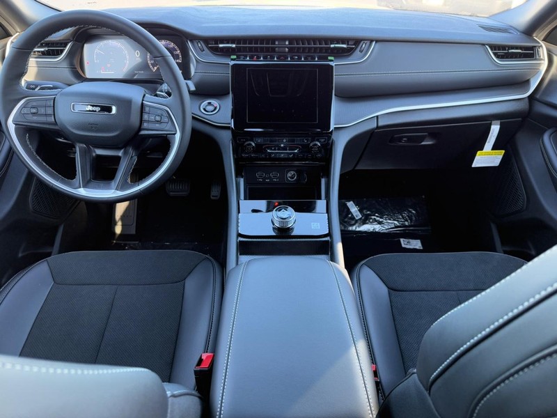 Jeep Grand Cherokee L Vehicle Full-screen Gallery Image 7