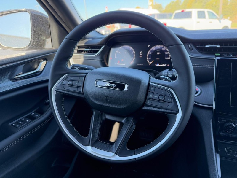 Jeep Grand Cherokee L Vehicle Full-screen Gallery Image 8