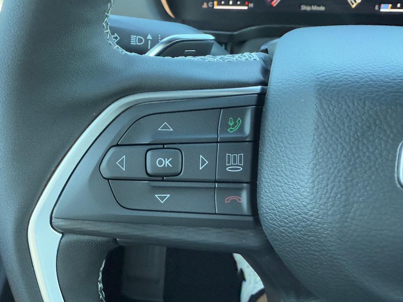 Jeep Grand Cherokee L Vehicle Full-screen Gallery Image 12