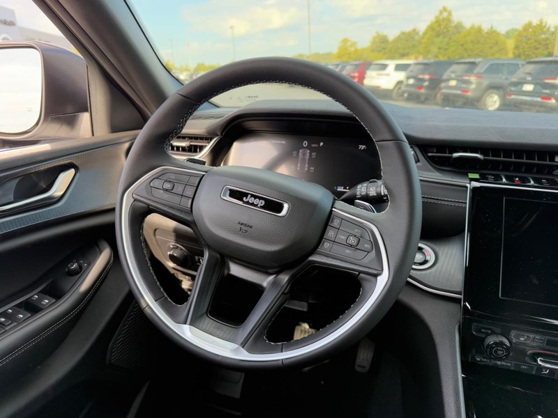 Jeep Grand Cherokee Vehicle Full-screen Gallery Image 8