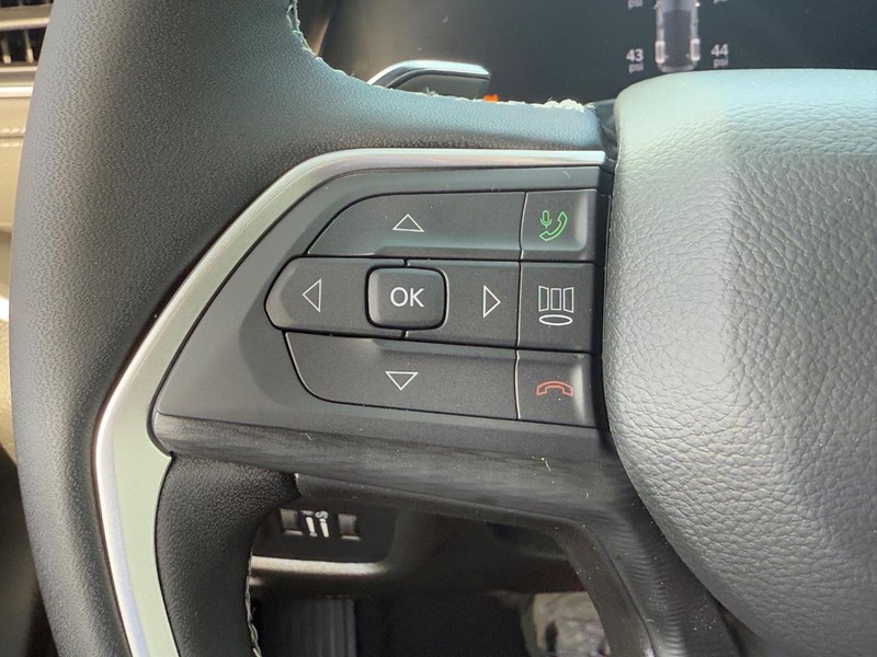 Jeep Grand Cherokee Vehicle Full-screen Gallery Image 12