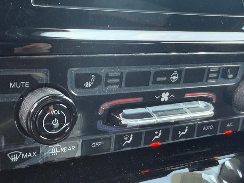 Jeep Grand Cherokee Vehicle Full-screen Gallery Image 15