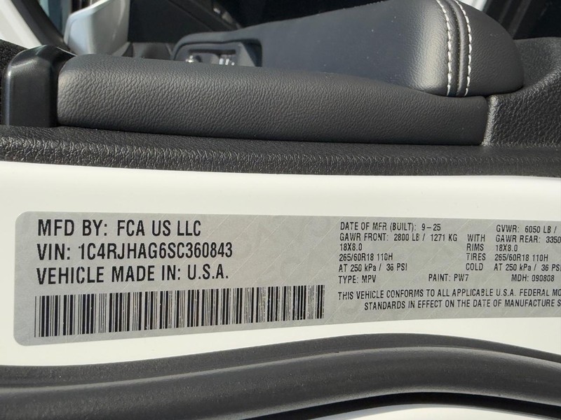 Jeep Grand Cherokee Vehicle Full-screen Gallery Image 16