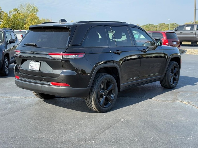Jeep Grand Cherokee Vehicle Full-screen Gallery Image 3