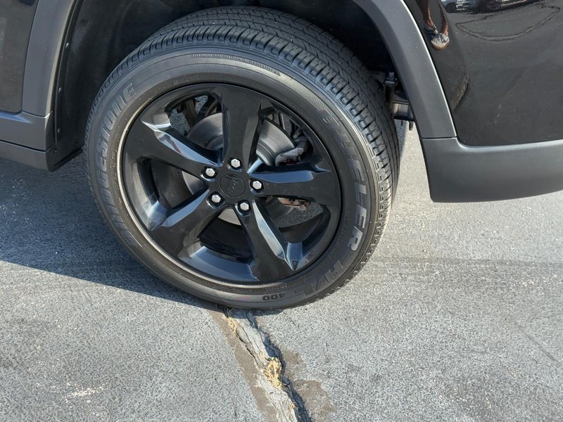 Jeep Grand Cherokee Vehicle Full-screen Gallery Image 7