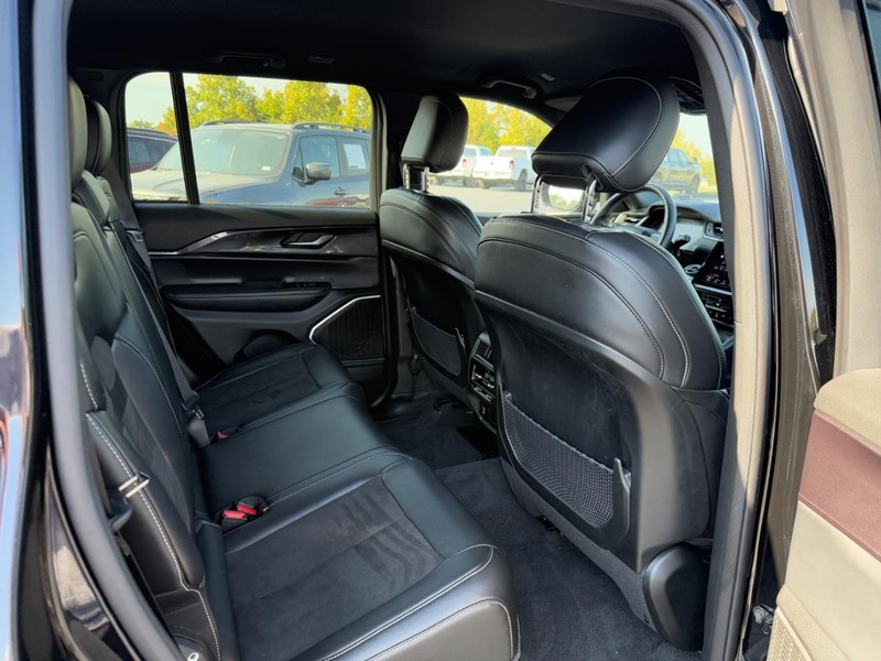 Jeep Grand Cherokee Vehicle Full-screen Gallery Image 10