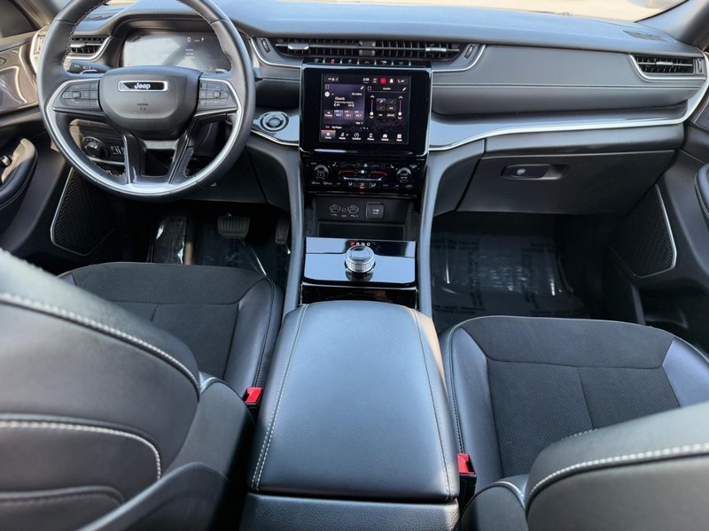 Jeep Grand Cherokee Vehicle Full-screen Gallery Image 11