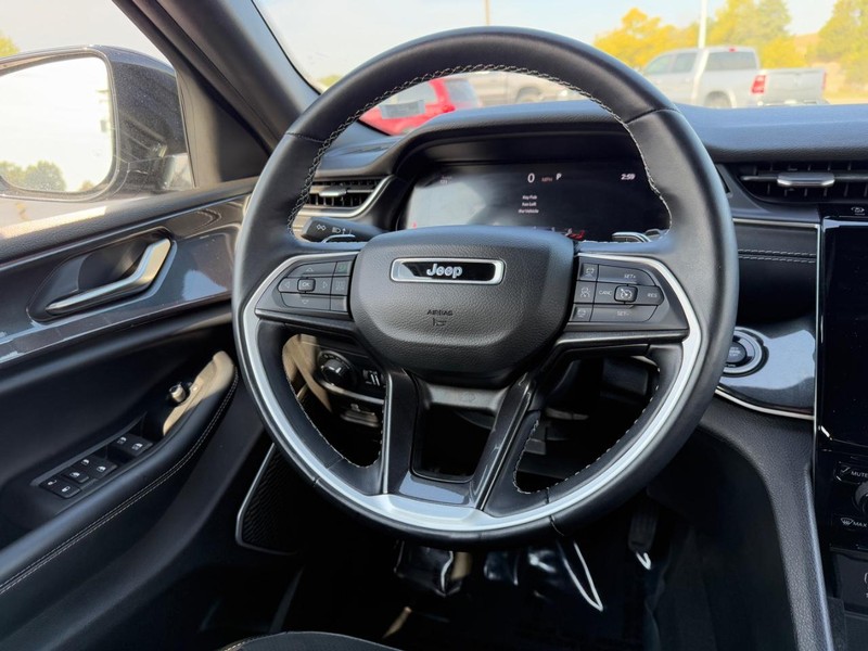 Jeep Grand Cherokee Vehicle Full-screen Gallery Image 12