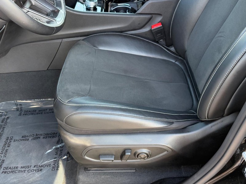 Jeep Grand Cherokee Vehicle Full-screen Gallery Image 15