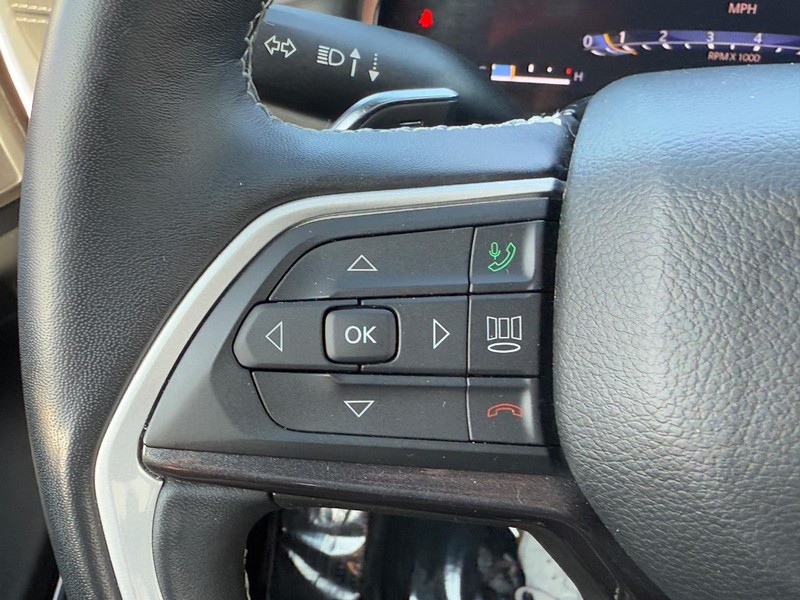 Jeep Grand Cherokee Vehicle Full-screen Gallery Image 16