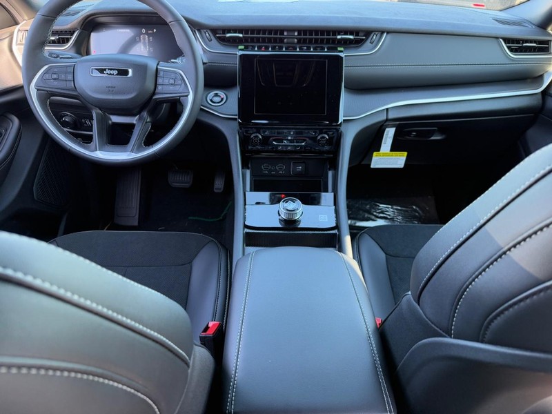 Jeep Grand Cherokee Vehicle Full-screen Gallery Image 6