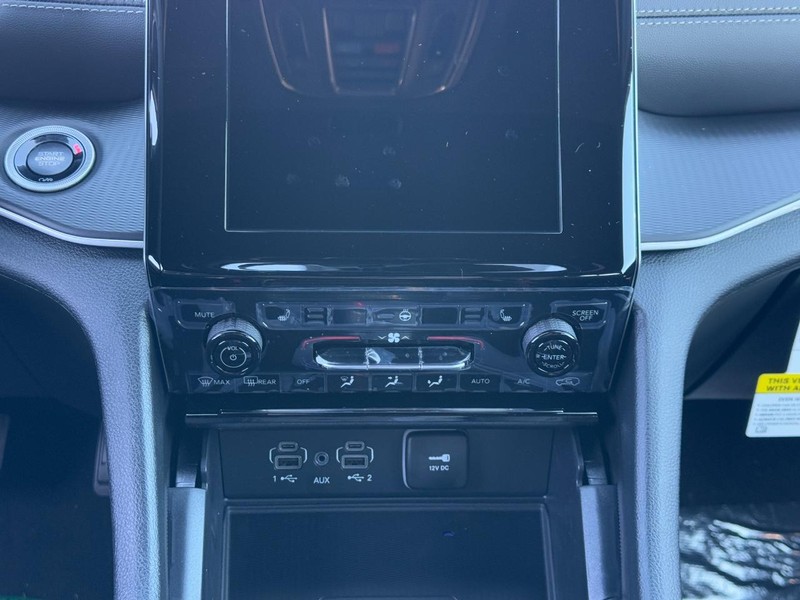 Jeep Grand Cherokee Vehicle Full-screen Gallery Image 8