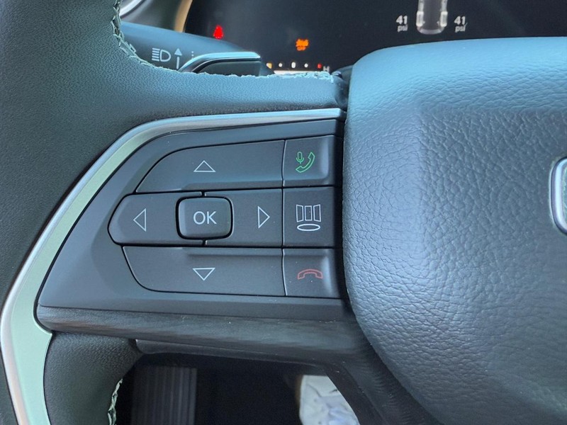 Jeep Grand Cherokee Vehicle Full-screen Gallery Image 11