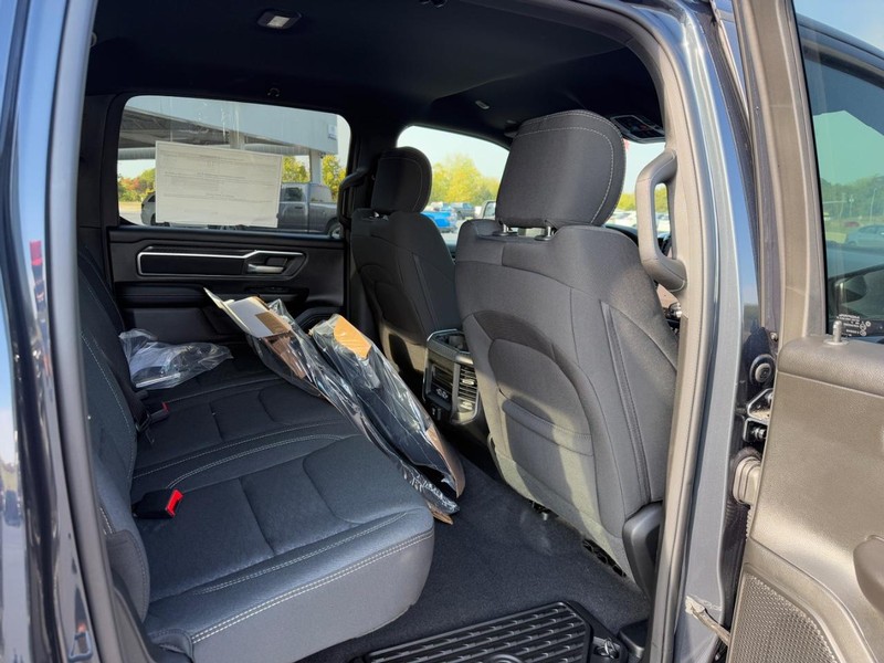 Ram 1500 Vehicle Full-screen Gallery Image 7