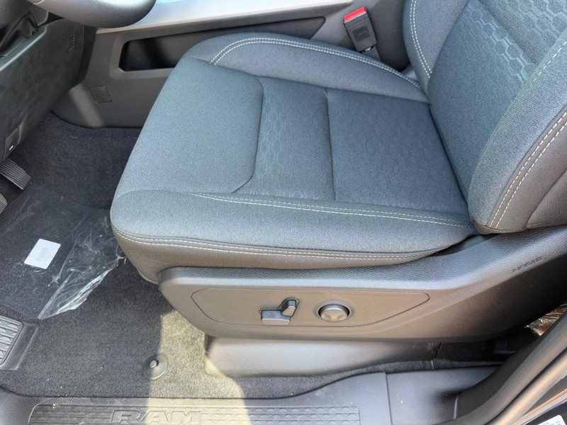 Ram 1500 Vehicle Full-screen Gallery Image 12