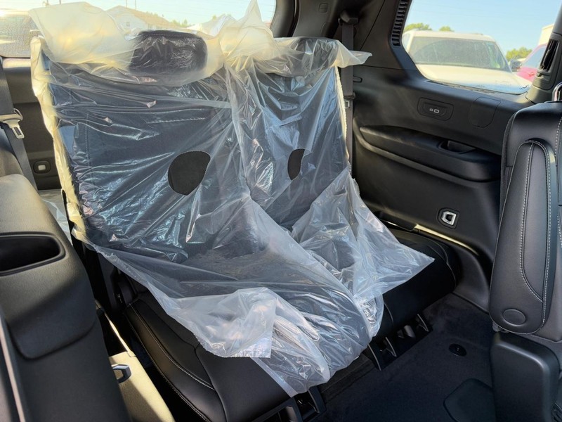 Jeep Grand Cherokee L Vehicle Full-screen Gallery Image 5