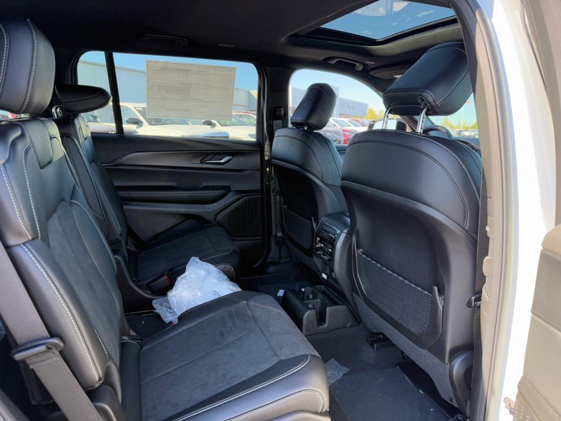 Jeep Grand Cherokee L Vehicle Full-screen Gallery Image 6