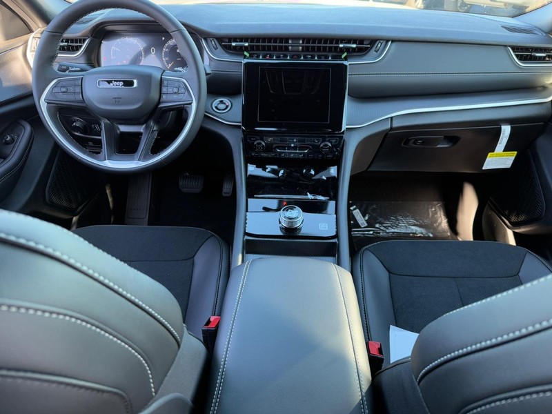 Jeep Grand Cherokee L Vehicle Full-screen Gallery Image 7