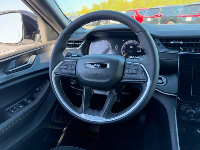 Jeep Grand Cherokee L Vehicle Full-screen Gallery Image 8